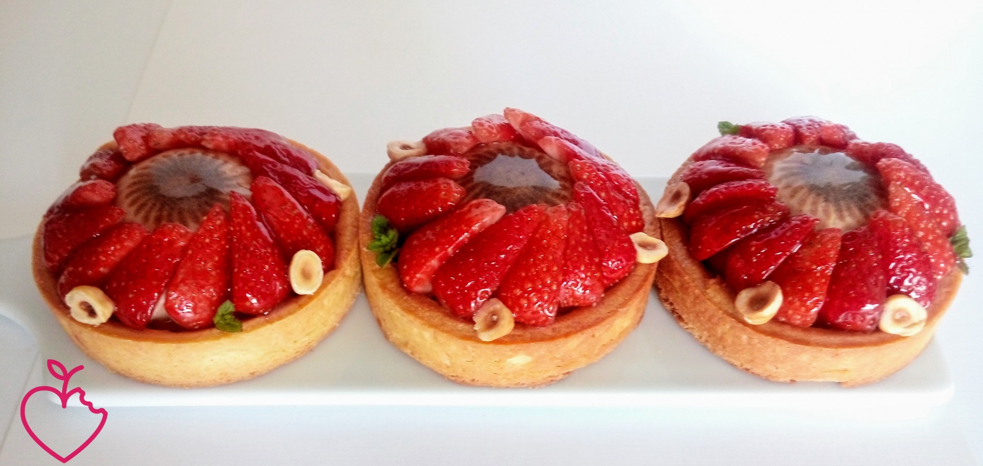 Crostatina, panna cotta alla nocciola e fragole