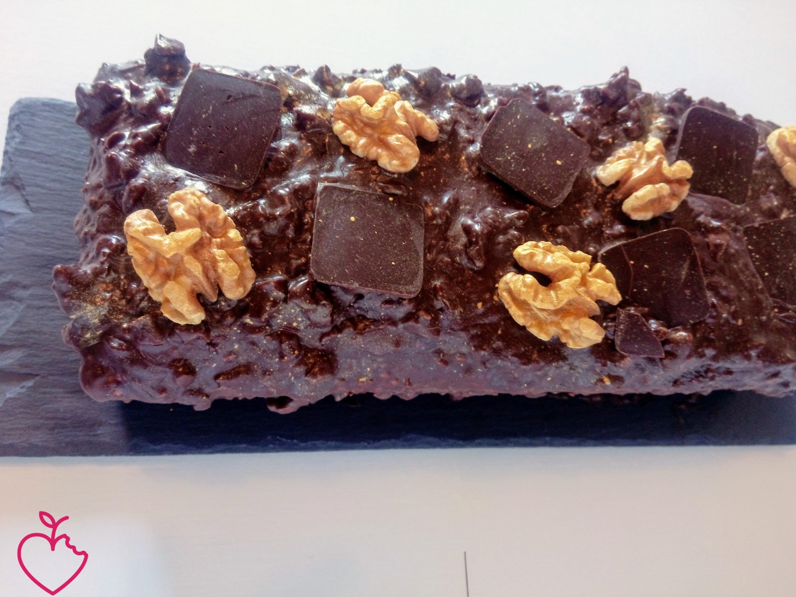 Plumcake cioccolato e vaniglia, ricoperto con noci e fondente