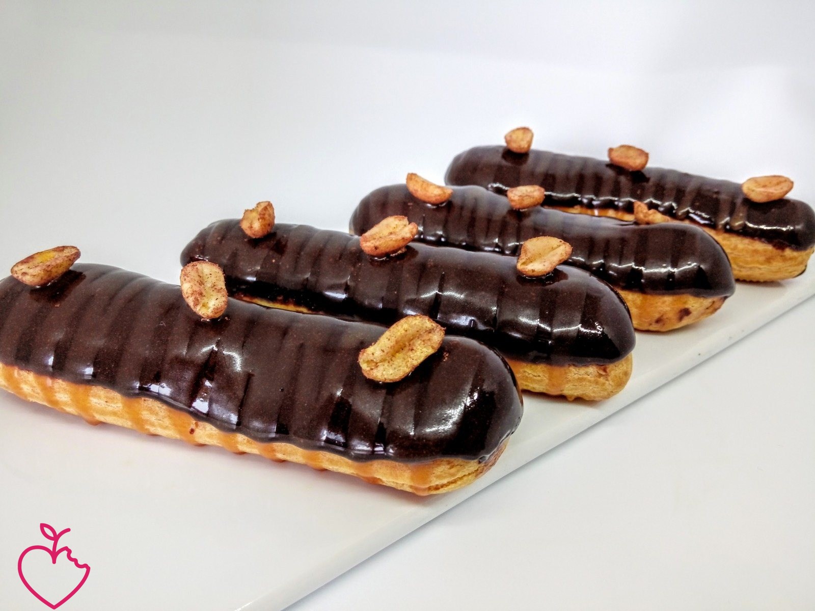 Eclairs tropicale, cioccolato e caramello al burro salato