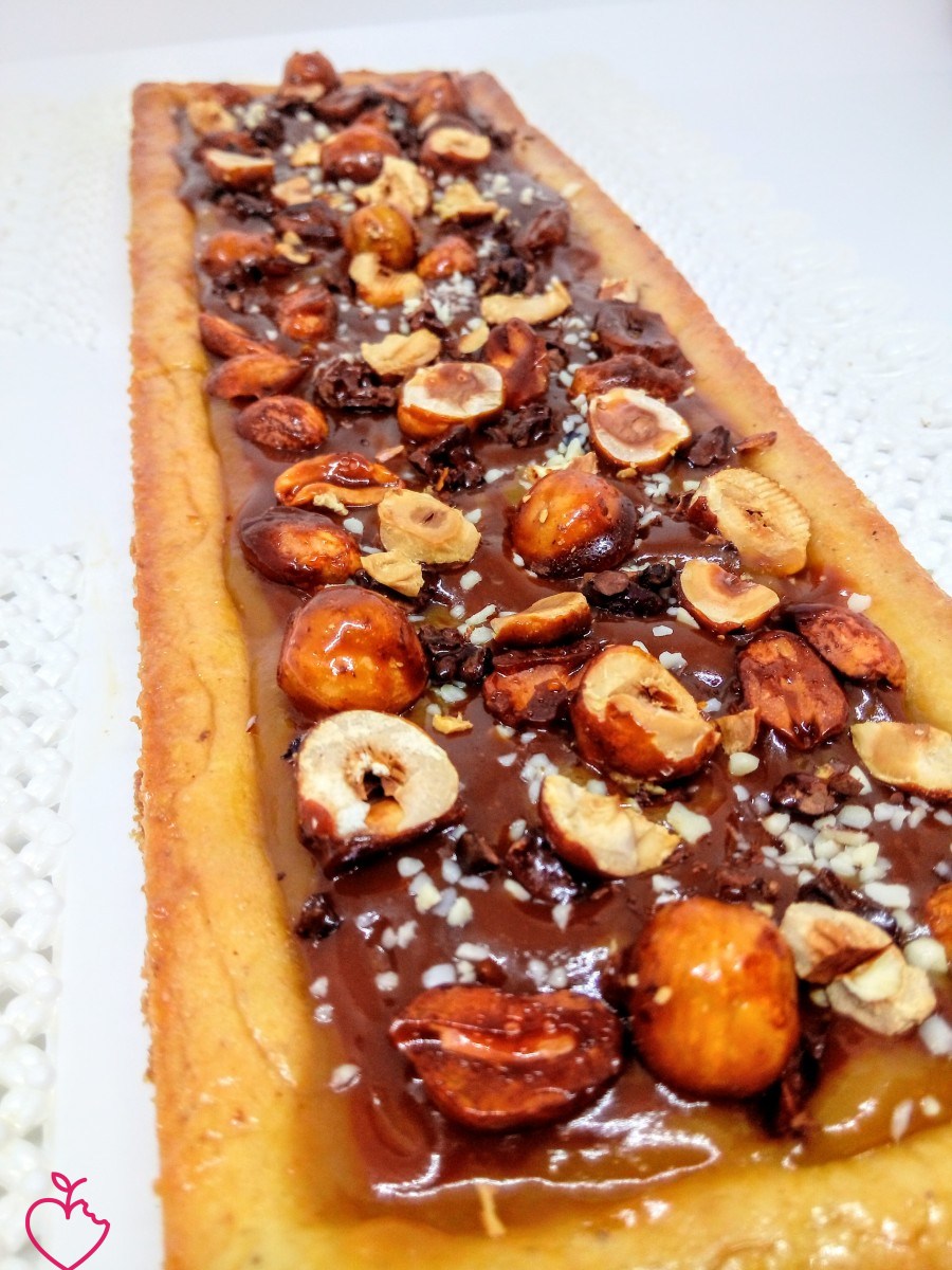 Torta al caramello e frutta secca.