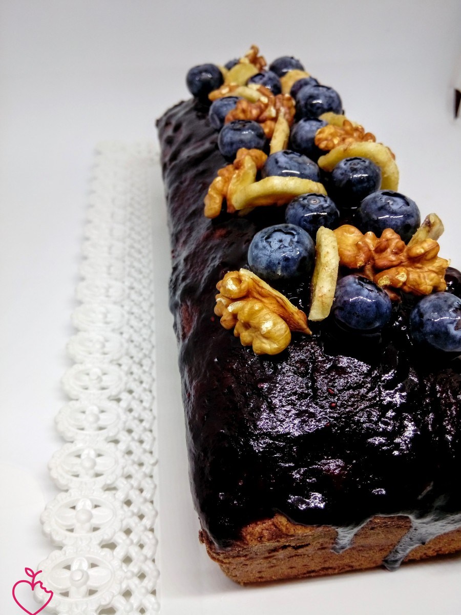 Plumcake alla banana e noci con topping di mirtilli
