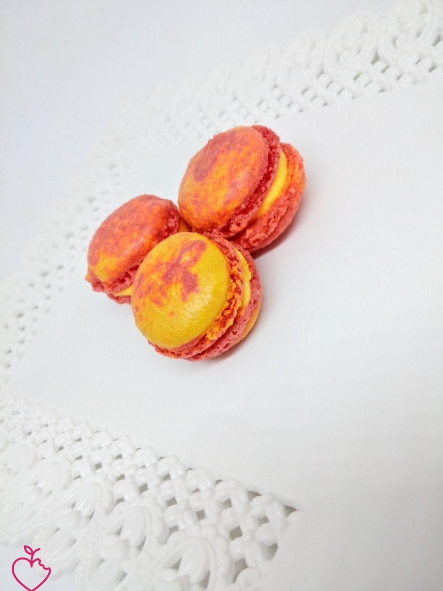 Macaron multicolore con ganache al cioccolato bianco è zafferano
