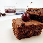 brownies con nocciole e confettura speziata di ciliegie
