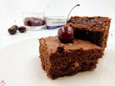 brownies con nocciole e confettura speziata di ciliegie