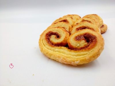 Ventagli di sfoglia al pralinato di nocciole home made